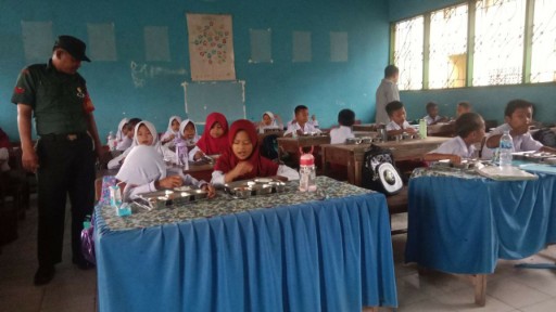 Babinsa dampingi siswa SD saat pembagian makan bergizi di Sidrap.