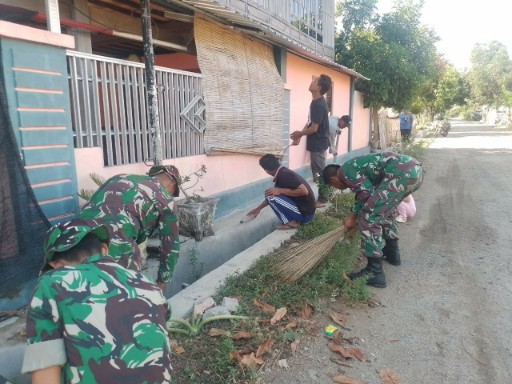Batuud Koramil 01/Panca Lautang bersama, anggota TNI dan warga membersihkan selokan di pinggir jalan desa di Sidrap.