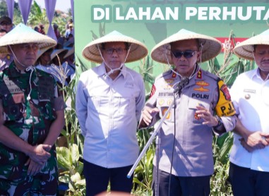 Kapolda Jabar Irjen Pol. Rudi Setiawan memimpin penanaman jagung serentak di Sumedang, Jawa Barat, bersama pejabat pemerintah dan TNI.