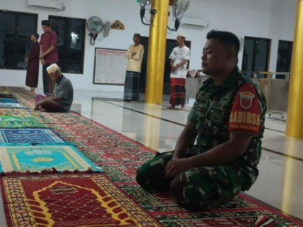 Babinsa Kodim Sidrap mengikuti shalat subuh berjamaah di masjid bersama warga.