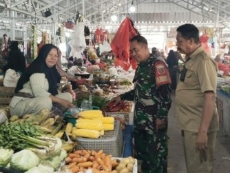 Babinsa Koramil Watang Pulu pantau harga sembako di Pasar Lawawoi, Sidrap.