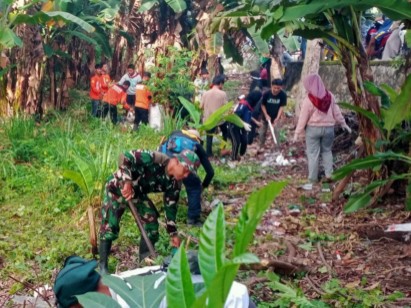 Babinsa Pajalele dan warga bersihkan saluran air cegah banjir.