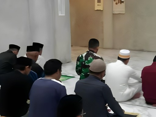 Personil Babinsa bersama warga melaksanakan shalat subuh berjamaah di masjid dalam rangka kegiatan safari subuh TNI di wilayah binaan Kodim 1420/Sidrap.