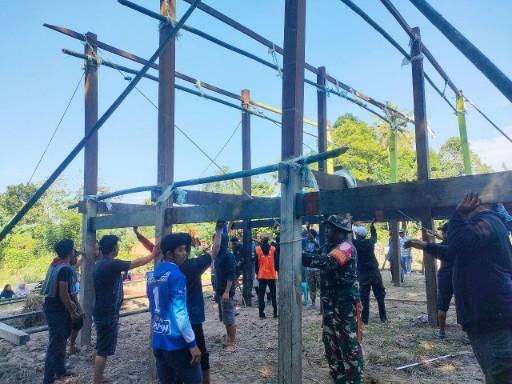 Babinsa Mario bersama warga bergotong royong mendirikan rumah panggung di Desa Mario, Sidrap.
