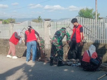 Personel TNI dari Koramil 1420-02 Tellu Limpoe bersama mahasiswa dan warga membersihkan saluran air tersumbat di Kelurahan Arateng, Sidrap.