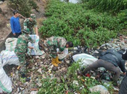 Babinsa Koramil 03/Maritengngae bersama warga bersihkan saluran pembuangan di Desa Mojong.