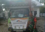 Personel Babinsa Dua Pitue Kawal Beras