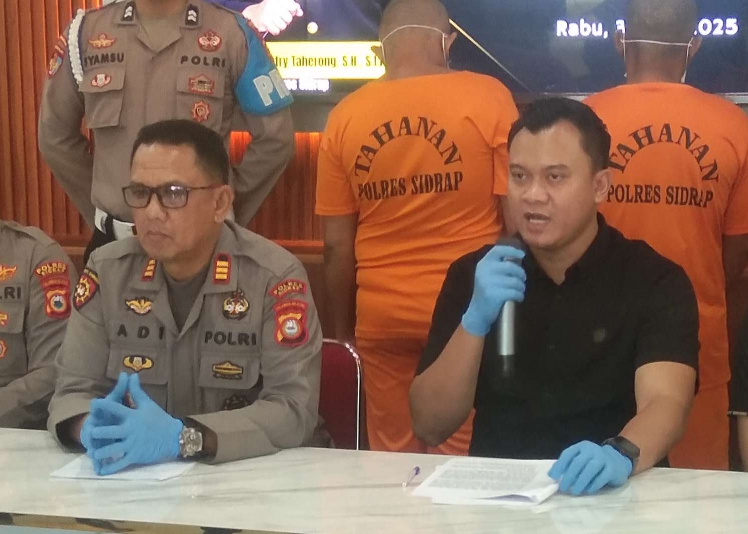 Kasat Reskrim Polres Sidrap, AKP Setiawan Sunarto, memberikan keterangan pers terkait kasus penyalahgunaan BBM bersubsidi.