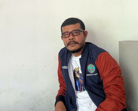 Ketua Umum IWO Teuku Yudhistira duduk santai mengenakan jaket organisasi.