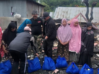 Wadirlantas Polda Sulsel menyerahkan bansos kepada korban kebakaran di Desa Bontotiro, Rumbia.