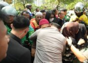 Kapolda Metro Turun Langsung, Hadiri Pemakaman Affan Kurniawan