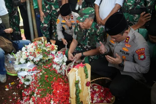 Kapolda Metro Irjen Asep Edi Suheri menghadiri pemakaman Affan Kurniawan di TPU Karet Bivak.