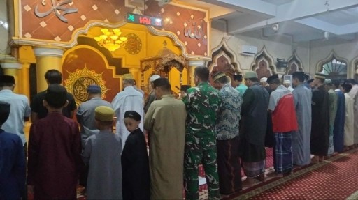 Babinsa Kodim 1420/Sidrap ikut salat Subuh berjemaah bersama warga di masjid.