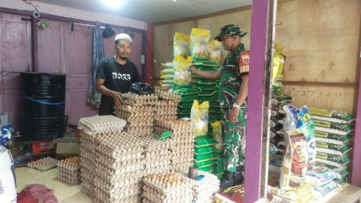 Babinsa Kelurahan Rappang Cek Harga Sembako, Warga Tenang!