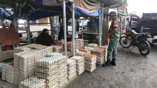 Babinsa Kelurahan Rappang pantau harga telur di pasar tradisional Sidrap.