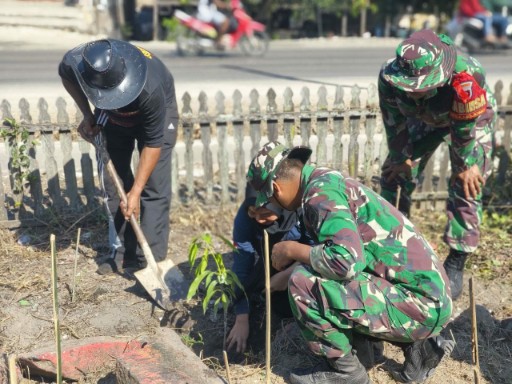 Bati Tuud Koramil 03/Marirengngae bersama Anggota TNI dan warga menanam pohon bersama di lahan kosong Desa Mojong.