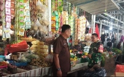 Babinsa 04/Watang Pulu pantau harga sembako di Pasar Lawawoi.