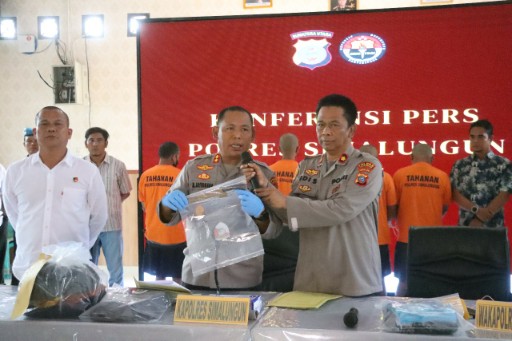 Kapolres dan jajaran Sat Narkoba Polres Simalungun menunjukkan barang bukti narkoba saat konferensi pers.