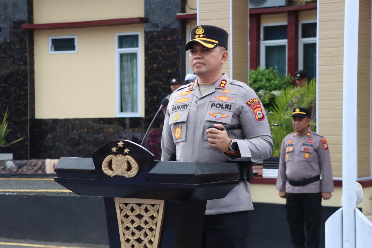 Kapolres Sidrap AKBP Dr. Fantry Taherong, S.H., S.I.K., M.H. memimpin upacara di halaman apel Polres Sidrap.