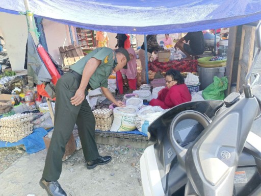 Babinsa Polewali pantau harga sembako di Pasar Amparita.