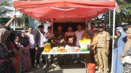 Babinsa Kelurahan Rappang bersama warga saat Gerakan Pangan Murah di Pasar Sentral Rappang.
