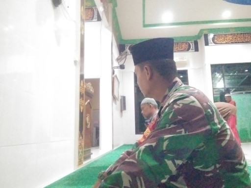 Babinsa mengikuti Safari Subuh di masjid bersama warga Desa Lagading.