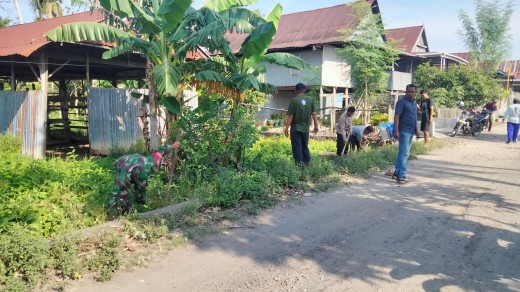 Babinsa Kelurahan Duampanua ikut bersihkan saluran air bersama warga.