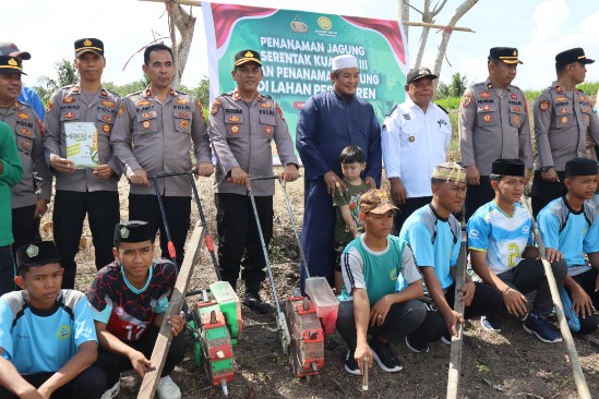 Wakapolres Sidrap pimpin penanaman jagung bersama santri dan aparat.