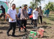 Enggan Di Balik Meja, Wakapolres Sidrap Turun Tanam Jagung