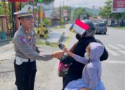 Satuan Lalu Lintas Polres Poso Bagikan Bendera Merah Putih kepada Pengendara di Sepanjang Jalan Trans Sulawesi