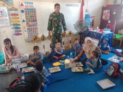 Babinsa mendampingi anak-anak saat kegiatan makan bergizi gratis di ruang kelas di Sidrap.