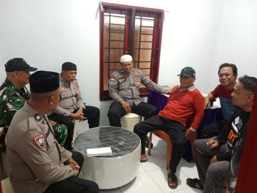 Petugas Satgas Madago Raya silaturahmi dengan perangkat Desa Mertasari.