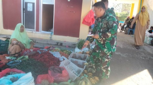Babinsa Koramil Baranti memantau harga bahan pokok di Pasar Sentral Baranti.