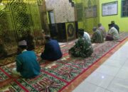 Babinsa Sambangi Warga Saat Subuh