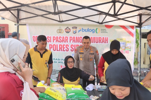 Kapolres Sidrap pimpin operasi pasar pangan murah bersama Bulog.