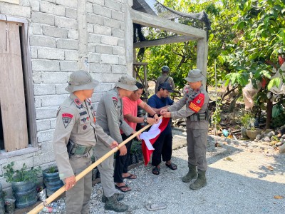 Satgas Madago Raya bagikan bendera merah putih kepada eks napiter di Poso.