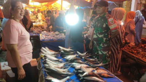 Babinsa Rappang sidak harga bahan pokok di Pasar Sentral Rappang.