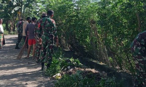 Plt. Danramil Panca Lautang pimpin karya bakti pembersihan saluran air di Desa Lise.