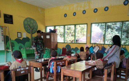 Babinsa membagikan makanan bergizi di sekolah dasar Sidrap.