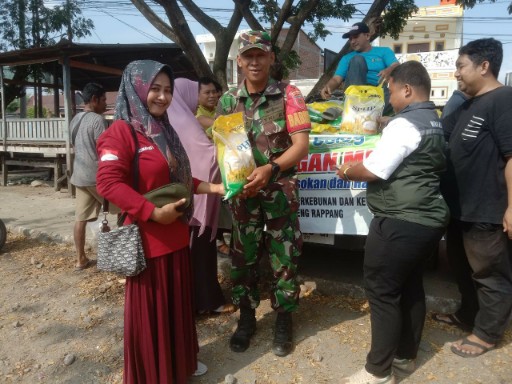Babinsa menyerahkan beras kepada warga di Gerakan Pangan Murah Sidrap.