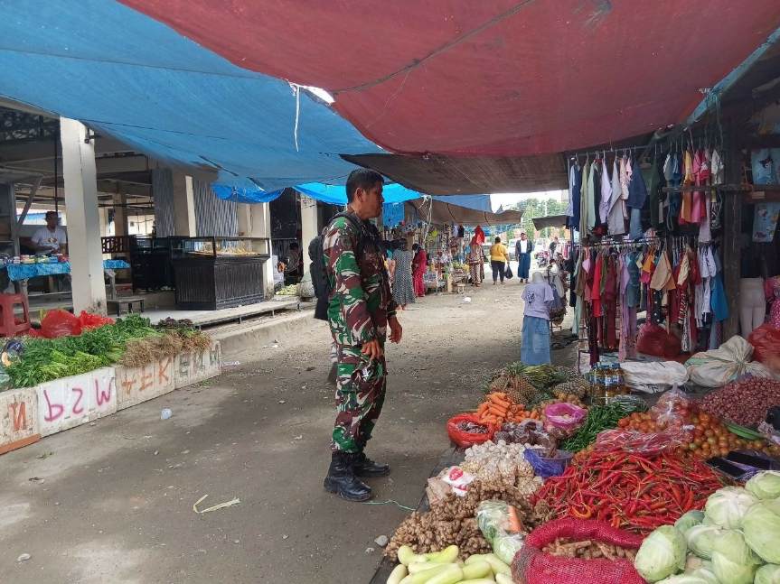 Babinsa Lancirang memantau harga sembako di Pasar Tradisional Lancirang.