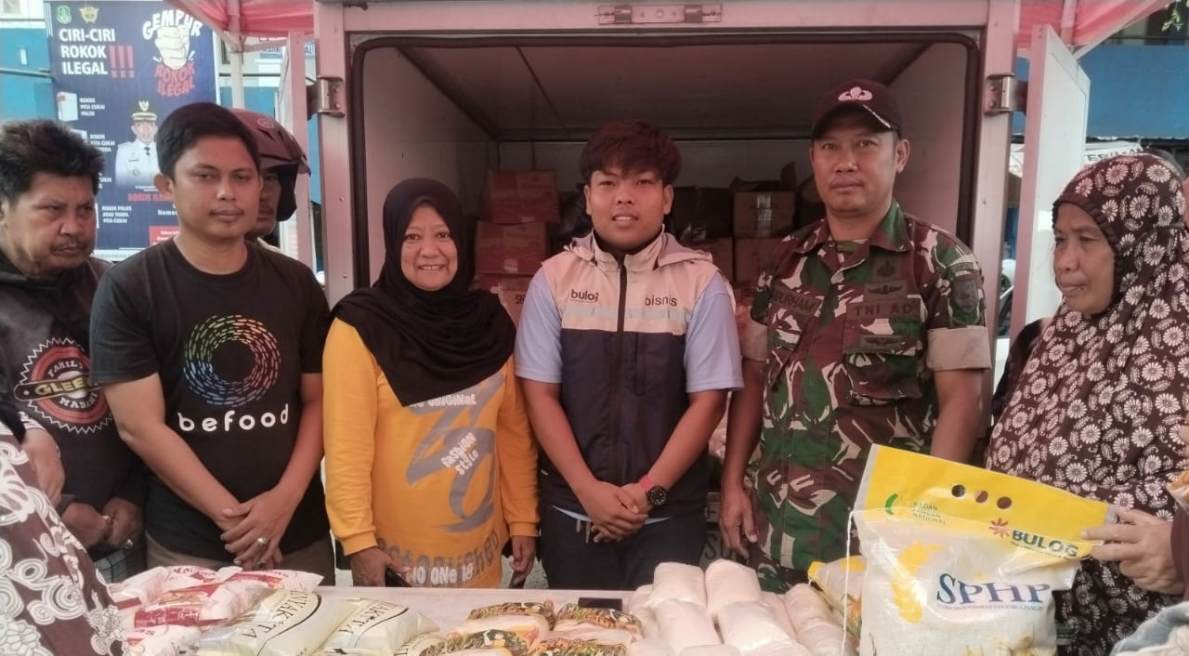 Babinsa Pangkajene bersama warga dan petugas saat Gerakan Pangan Murah di Pasar Sentral Pangkajene.