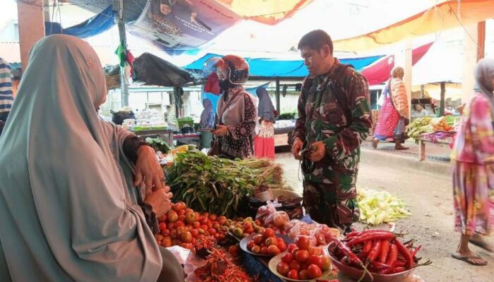 Babinsa Lancirang Pantau Harga Sembako di Pasar