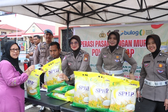 Polwan Polres Sidrap membagikan beras murah SPHP kepada warga saat operasi pasar pangan murah.