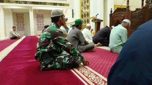 Babinsa melaksanakan salat berjamaah di masjid bersama warga Sidrap.