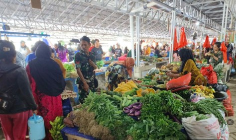 Babinsa Koramil 04/Watang Pulu memantau harga dan ketersediaan bahan pokok di Pasar Lawawoi, Sidrap.