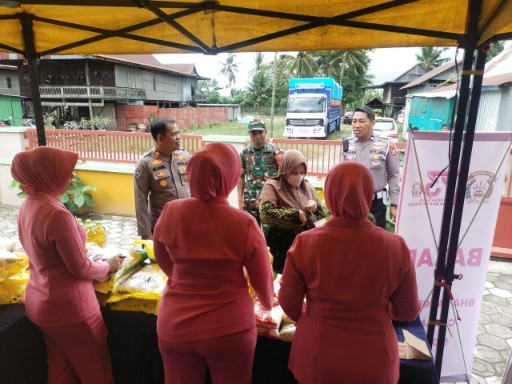 Babinsa Passeno, Sertu Firdaus, hadir dalam Gerakan Pangan Murah di Desa Passeno.