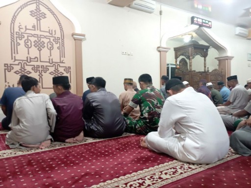 Babinsa mengikuti Safari Shalat Subuh bersama warga di masjid.