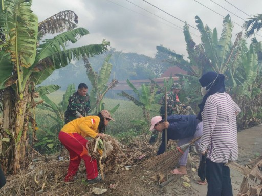 Plt Danramil 04/Watang Pulu pimpin warga bersihkan sampah di Desa Buae Sidrap.