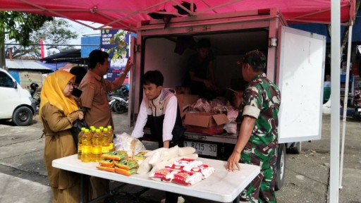 Babinsa Pangkajene mendampingi pasar murah Bulog di Sidrap.